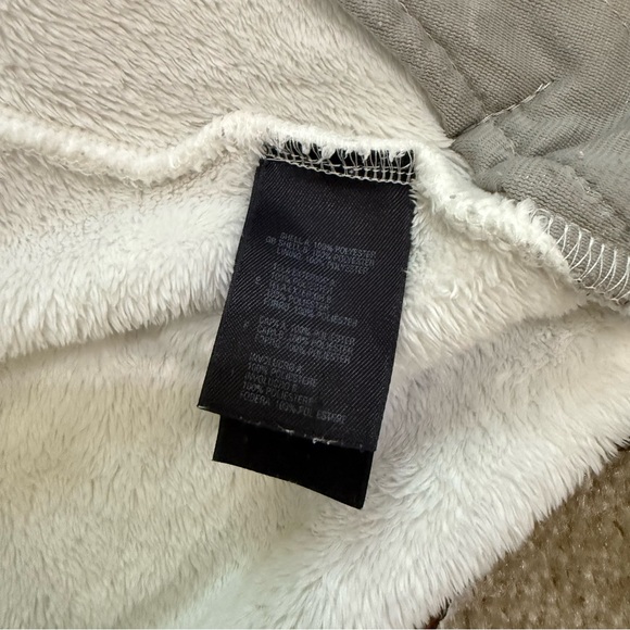 Women’s LThe North Face Women's White and Gray Teddy Jacket: adventure outdoors - Picture 14 of 14